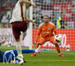 30.08.2026, Fussball Bundesliga 2026/2027, 1.Spieltag, FC Augsburg - FC Schalke 04, in der WWK-Arena Augsburg, Torschuss Rodrigo Ribeiro (FC Augsburg) gegen Torwart Loris Karius (FC Schalke 04) zum 3:0  