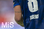 30.08.2026, Fussball Bundesliga 2026/2027, 1.Spieltag, FC Augsburg - FC Schalke 04, in der WWK-Arena Augsburg, Robin Gosens (FC Schalke 04) beim Einwurf. Auf seinem Arm steht TRÄUMEN LOHNT SICH tätowiert.