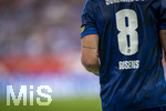 30.08.2026, Fussball Bundesliga 2026/2027, 1.Spieltag, FC Augsburg - FC Schalke 04, in der WWK-Arena Augsburg, Robin Gosens (FC Schalke 04) beim Einwurf. Auf seinem Arm steht TRÄUMEN LOHNT SICH tätowiert.