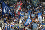 30.08.2026, Fussball Bundesliga 2026/2027, 1.Spieltag, FC Augsburg - FC Schalke 04, in der WWK-Arena Augsburg, Schalker Fans schwenken ihre Fahnen.