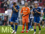 30.08.2026, Fussball Bundesliga 2026/2027, 1.Spieltag, FC Augsburg - FC Schalke 04, in der WWK-Arena Augsburg, Nach dem Spiel, Edin Dzeko (Schalke 04), Torwart Loris Karius (FC Schalke 04), Robin Gosens (FC Schalke 04) nachdenklich 