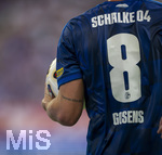 30.08.2026, Fussball Bundesliga 2026/2027, 1.Spieltag, FC Augsburg - FC Schalke 04, in der WWK-Arena Augsburg, Robin Gosens (FC Schalke 04) beim Einwurf. Auf seinem Arm steht TRÄUMEN LOHNT SICH tätowiert.