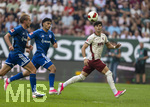 30.08.2026, Fussball Bundesliga 2026/2027, 1.Spieltag, FC Augsburg - FC Schalke 04, in der WWK-Arena Augsburg, re: Rodrigo Ribeiro (FC Augsburg) li: Timo Becker (FC Schalke 04), Mertcan Ayhan (Schalke 04) 