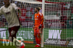 30.08.2026, Fussball Bundesliga 2026/2027, 1.Spieltag, FC Augsburg - FC Schalke 04, in der WWK-Arena Augsburg, Torwart Loris Karius (FC Schalke 04) im Gegenlicht.