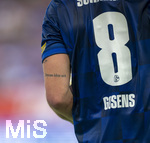 30.08.2026, Fussball Bundesliga 2026/2027, 1.Spieltag, FC Augsburg - FC Schalke 04, in der WWK-Arena Augsburg, Robin Gosens (FC Schalke 04) beim Einwurf. Auf seinem Arm steht TRÄUMEN LOHNT SICH tätowiert. 