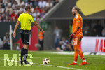 30.08.2026, Fussball Bundesliga 2026/2027, 1.Spieltag, FC Augsburg - FC Schalke 04, in der WWK-Arena Augsburg, li: Schiedsrichter Sascha Stegemann im Disput mit Torwart Loris Karius (FC Schalke 04) 