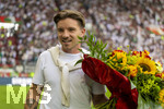 30.08.2026, Fussball Bundesliga 2026/2027, 1.Spieltag, FC Augsburg - FC Schalke 04, in der WWK-Arena Augsburg,  Verabschiedung eines FCA Spielers, Mads Pedersen wechselt ab sofort zum Hertha BSC Berlin.