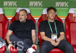 30.08.2026, Fussball Bundesliga 2026/2027, 1.Spieltag, FC Augsburg - FC Schalke 04, in der WWK-Arena Augsburg, von links:  Trainer Manuel Baum (FC Augsburg) nachdenklich mit Julian Baumgartlinger (Koordinator Lizenzspielerabteilung, FC Augsburg), 