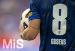 30.08.2026, Fussball Bundesliga 2026/2027, 1.Spieltag, FC Augsburg - FC Schalke 04, in der WWK-Arena Augsburg, Robin Gosens (FC Schalke 04) beim Einwurf. Auf seinem Arm steht TRÄUMEN LOHNT SICH tätowiert.