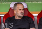 30.08.2026, Fussball Bundesliga 2026/2027, 1.Spieltag, FC Augsburg - FC Schalke 04, in der WWK-Arena Augsburg, Trainer Manuel Baum (FC Augsburg) nachdenklich  