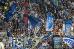 30.08.2026, Fussball Bundesliga 2026/2027, 1.Spieltag, FC Augsburg - FC Schalke 04, in der WWK-Arena Augsburg, Schalker Fans schwenken ihre Fahnen.