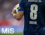 30.08.2026, Fussball Bundesliga 2026/2027, 1.Spieltag, FC Augsburg - FC Schalke 04, in der WWK-Arena Augsburg, Robin Gosens (FC Schalke 04) beim Einwurf. Auf seinem Arm steht TRÄUMEN LOHNT SICH tätowiert.