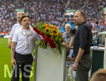 30.08.2026, Fussball Bundesliga 2026/2027, 1.Spieltag, FC Augsburg - FC Schalke 04, in der WWK-Arena Augsburg,  Verabschiedung eines FCA Spielers, Mads Pedersen (2.v.li) wechselt ab sofort zum Hertha BSC Berlin. re: Geschäftsführer Michael Ströll (FC Augsburg), li: Sportdirektor Benni Weber (FC Augsburg) 