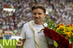 30.08.2026, Fussball Bundesliga 2026/2027, 1.Spieltag, FC Augsburg - FC Schalke 04, in der WWK-Arena Augsburg,  Verabschiedung eines FCA Spielers, Mads Pedersen wechselt ab sofort zum Hertha BSC Berlin.