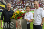 30.08.2026, Fussball Bundesliga 2026/2027, 1.Spieltag, FC Augsburg - FC Schalke 04, in der WWK-Arena Augsburg,  Verabschiedung eines FCA Spielers, Mads Pedersen (mitte) wechselt ab sofort zum Hertha BSC Berlin. li: Geschäftsführer Michael Ströll (FC Augsburg), re: Sportdirektor Benni Weber (FC Augsburg) 