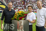 30.08.2026, Fussball Bundesliga 2026/2027, 1.Spieltag, FC Augsburg - FC Schalke 04, in der WWK-Arena Augsburg,  Verabschiedung eines FCA Spielers, Mads Pedersen (mitte) wechselt ab sofort zum Hertha BSC Berlin. li: Geschäftsführer Michael Ströll (FC Augsburg), re: Sportdirektor Benni Weber (FC Augsburg) 