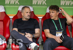 30.08.2026, Fussball Bundesliga 2026/2027, 1.Spieltag, FC Augsburg - FC Schalke 04, in der WWK-Arena Augsburg, von links:  Trainer Manuel Baum (FC Augsburg) nachdenklich mit Julian Baumgartlinger (Koordinator Lizenzspielerabteilung, FC Augsburg), 