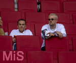 30.08.2026, Fussball Bundesliga 2026/2027, 1.Spieltag, FC Augsburg - FC Schalke 04, in der WWK-Arena Augsburg, v.li: Martin Max (Ex-Fussballprofi u.a Schalke, Gladbach, 1860 etc) sein Sohn Philipp Max auf der Tribüne als Zuschauer.