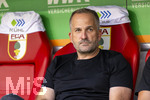 30.08.2026, Fussball Bundesliga 2026/2027, 1.Spieltag, FC Augsburg - FC Schalke 04, in der WWK-Arena Augsburg, Trainer Manuel Baum (FC Augsburg) nachdenklich 
