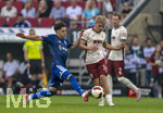 30.08.2026, Fussball Bundesliga 2026/2027, 1.Spieltag, FC Augsburg - FC Schalke 04, in der WWK-Arena Augsburg, v.li: Soufiane El-Faouzi (FC Schalke 04) gegen Hennes Behrens (FC Augsburg) 