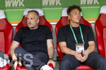 30.08.2026, Fussball Bundesliga 2026/2027, 1.Spieltag, FC Augsburg - FC Schalke 04, in der WWK-Arena Augsburg, von links:  Trainer Manuel Baum (FC Augsburg) nachdenklich mit Julian Baumgartlinger (Koordinator Lizenzspielerabteilung, FC Augsburg), 