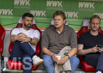 30.08.2026, Fussball Bundesliga 2026/2027, 1.Spieltag, FC Augsburg - FC Schalke 04, in der WWK-Arena Augsburg, v.li: Trainer Miron Muslic (FC Schalke 04), Sportdirektor Youri Mulder (FC Schalke 04, Direktor Profifussball),  Co-Trainer Adin Osmanbasic (FC Schalke)