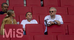 30.08.2026, Fussball Bundesliga 2026/2027, 1.Spieltag, FC Augsburg - FC Schalke 04, in der WWK-Arena Augsburg, Martin Max (mitte, Ex-Fussballprofi u.a Schalke, Gladbach, 1860 etc) sein Sohn Philipp Max (re) auf der Tribüne als Zuschauer.