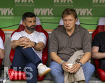 30.08.2026, Fussball Bundesliga 2026/2027, 1.Spieltag, FC Augsburg - FC Schalke 04, in der WWK-Arena Augsburg, v.li: Trainer Miron Muslic (FC Schalke 04), Sportdirektor Youri Mulder (FC Schalke 04, Direktor Profifussball), 