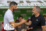 30.08.2026, Fussball Bundesliga 2026/2027, 1.Spieltag, FC Augsburg - FC Schalke 04, in der WWK-Arena Augsburg, Shakehands vor dem Anpfiff, v.li: Trainer Miron Muslic (FC Schalke 04) mit Trainer Manuel Baum (FC Augsburg) 