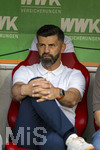 30.08.2026, Fussball Bundesliga 2026/2027, 1.Spieltag, FC Augsburg - FC Schalke 04, in der WWK-Arena Augsburg, Trainer Miron Muslic (FC Schalke 04) nachdenklich 