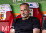 30.08.2026, Fussball Bundesliga 2026/2027, 1.Spieltag, FC Augsburg - FC Schalke 04, in der WWK-Arena Augsburg, Trainer Manuel Baum (FC Augsburg) nachdenklich 