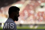 30.08.2026, Fussball Bundesliga 2026/2027, 1.Spieltag, FC Augsburg - FC Schalke 04, in der WWK-Arena Augsburg, Trainer Miron Muslic (FC Schalke 04) im Gegenlicht.