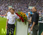30.08.2026, Fussball Bundesliga 2026/2027, 1.Spieltag, FC Augsburg - FC Schalke 04, in der WWK-Arena Augsburg,  Verabschiedung eines FCA Spielers, Mads Pedersen (2.v.li) wechselt ab sofort zum Hertha BSC Berlin. re: Geschäftsführer Michael Ströll (FC Augsburg), li: Sportdirektor Benni Weber (FC Augsburg) 