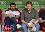 30.08.2026, Fussball Bundesliga 2026/2027, 1.Spieltag, FC Augsburg - FC Schalke 04, in der WWK-Arena Augsburg, v.li: Trainer Miron Muslic (FC Schalke 04), Sportdirektor Youri Mulder (FC Schalke 04, Direktor Profifussball), 