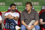30.08.2026, Fussball Bundesliga 2026/2027, 1.Spieltag, FC Augsburg - FC Schalke 04, in der WWK-Arena Augsburg, v.li: Trainer Miron Muslic (FC Schalke 04), Sportdirektor Youri Mulder (FC Schalke 04, Direktor Profifussball), 