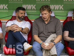 30.08.2026, Fussball Bundesliga 2026/2027, 1.Spieltag, FC Augsburg - FC Schalke 04, in der WWK-Arena Augsburg, v.li: Trainer Miron Muslic (FC Schalke 04), Sportdirektor Youri Mulder (FC Schalke 04, Direktor Profifussball), 