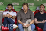 30.08.2026, Fussball Bundesliga 2026/2027, 1.Spieltag, FC Augsburg - FC Schalke 04, in der WWK-Arena Augsburg, v.li: Trainer Miron Muslic (FC Schalke 04), Sportdirektor Youri Mulder (FC Schalke 04, Direktor Profifussball),  Co-Trainer Adin Osmanbasic (FC Schalke)