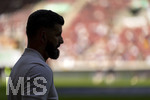30.08.2026, Fussball Bundesliga 2026/2027, 1.Spieltag, FC Augsburg - FC Schalke 04, in der WWK-Arena Augsburg, Trainer Miron Muslic (FC Schalke 04) im Gegenlicht.