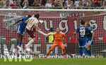 30.08.2026, Fussball Bundesliga 2026/2027, 1.Spieltag, FC Augsburg - FC Schalke 04, in der WWK-Arena Augsburg, v.li:  Junior Dina Ebimbe (Schalke 04), Michael Gregoritsch (FC Augsburg), Torwart Loris Karius (FC Schalke 04) 