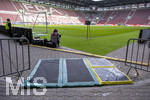 30.08.2026, Fussball Bundesliga 2026/2027, 1.Spieltag, FC Augsburg - FC Schalke 04, in der WWK-Arena Augsburg,  Aufgrund einer Rasen-Krankheit in der WWK-Arena müssen alle die Zugang zum Innenraum haben, über spezielle Flüssigkeits-Kissen laufen, die mit Anti-Pilz-Mittel getränkt sind um die Schuhe zu desinfizieren. Der Rasen der WWK ARENA in Augsburg hatte in der Vergangenheit vor allem mit Pilzbefall durch feuchtes Wetter und starker Belastung zu kämpfen, weshalb das Spielfeld im Januar 2025 komplett erneuert und mit einem neuen Hybridrasen ausgestattet wurde. 
