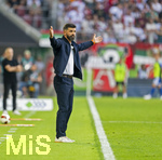 30.08.2026, Fussball Bundesliga 2026/2027, 1.Spieltag, FC Augsburg - FC Schalke 04, in der WWK-Arena Augsburg, Trainer Miron Muslic (FC Schalke 04) ratlos an der Seitenlinie.