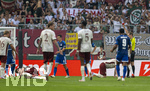 30.08.2026, Fussball Bundesliga 2026/2027, 1.Spieltag, FC Augsburg - FC Schalke 04, in der WWK-Arena Augsburg, Ron Schallenberg (mitte, FC Schalke 04) geht nach seiner Roten Karte von Schiedsrichter Sascha Stegemann (re) frustriert vom Platz.