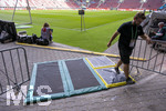 30.08.2026, Fussball Bundesliga 2026/2027, 1.Spieltag, FC Augsburg - FC Schalke 04, in der WWK-Arena Augsburg,  Aufgrund einer Rasen-Krankheit in der WWK-Arena müssen alle die Zugang zum Innenraum haben, über spezielle Flüssigkeits-Kissen laufen, die mit Anti-Pilz-Mittel getränkt sind um die Schuhe zu desinfizieren. Der Rasen der WWK ARENA in Augsburg hatte in der Vergangenheit vor allem mit Pilzbefall durch feuchtes Wetter und starker Belastung zu kämpfen, weshalb das Spielfeld im Januar 2025 komplett erneuert und mit einem neuen Hybridrasen ausgestattet wurde. 