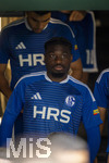 30.08.2026, Fussball Bundesliga 2026/2027, 1.Spieltag, FC Augsburg - FC Schalke 04, in der WWK-Arena Augsburg,  Junior Dina Ebimbe (Schalke 04) auf dem Weg aus den Katakomben zum Stadion.