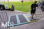 30.08.2026, Fussball Bundesliga 2026/2027, 1.Spieltag, FC Augsburg - FC Schalke 04, in der WWK-Arena Augsburg,  Aufgrund einer Rasen-Krankheit in der WWK-Arena müssen alle die Zugang zum Innenraum haben, über spezielle Flüssigkeits-Kissen laufen, die mit Anti-Pilz-Mittel getränkt sind um die Schuhe zu desinfizieren. Der Rasen der WWK ARENA in Augsburg hatte in der Vergangenheit vor allem mit Pilzbefall durch feuchtes Wetter und starker Belastung zu kämpfen, weshalb das Spielfeld im Januar 2025 komplett erneuert und mit einem neuen Hybridrasen ausgestattet wurde. 