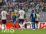 30.08.2026, Fussball Bundesliga 2026/2027, 1.Spieltag, FC Augsburg - FC Schalke 04, in der WWK-Arena Augsburg, Ron Schallenberg (li, FC Schalke 04) geht nach seiner Roten Karte von Schiedsrichter Sascha Stegemann (re) frustriert vom Platz.