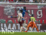 30.08.2026, Fussball Bundesliga 2026/2027, 1.Spieltag, FC Augsburg - FC Schalke 04, in der WWK-Arena Augsburg, v.li: Michael Gregoritsch (FC Augsburg), Junior Dina Ebimbe (Schalke 04), Torwart Loris Karius (FC Schalke 04) 