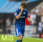 30.08.2026, Fussball Bundesliga 2026/2027, 1.Spieltag, FC Augsburg - FC Schalke 04, in der WWK-Arena Augsburg, Vitalie Becker (FC Schalke 04) nachdenklich 