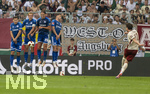 30.08.2026, Fussball Bundesliga 2026/2027, 1.Spieltag, FC Augsburg - FC Schalke 04, in der WWK-Arena Augsburg, Schalker Mauer mit Maximilian Wöber (FC Schalke 04), Timo Becker (FC Schalke 04), Nikola Katic (FC Schalke 04), re: Michael Gregoritsch (FC Augsburg) tritt den Freistoss.