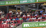 30.08.2026, Fussball Bundesliga 2026/2027, 1.Spieltag, FC Augsburg - FC Schalke 04, in der WWK-Arena Augsburg, obere Reihe, v.li: Antonio da Silva (Deutschland), Co-Trainer Peter Krawietz (Deutschland) Trainer Jürgen Klopp (Deutschland), Geschäftsführer Michael Ströll (FC Augsburg), Präsident Markus Krapf (FC Augsburg), unten: Sergej Barbarez (Trainer Bosnien Herzegowina) Juma Bah (unten 3.v.li, mit Mütze) auf der Tribüne als Zuschauer, Nach neuesten Informationen haben die Fuggerstädter eine mündliche Einigung über einen Transfer von Juma Bah erzielt. Der Innenverteidiger von Manchester City werde sich dem FCA auf Leihbasis anschließen.
